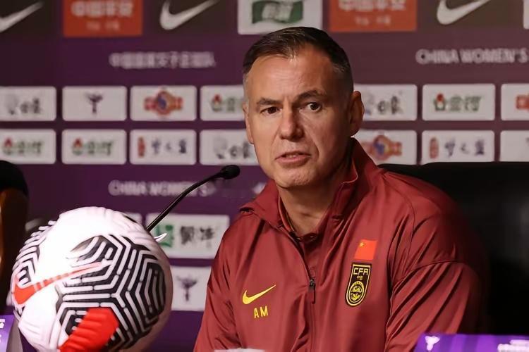 搞了一半天，中国女足澳洲主帅米利西奇又没有下课了，真的太意想不到了，11月30日