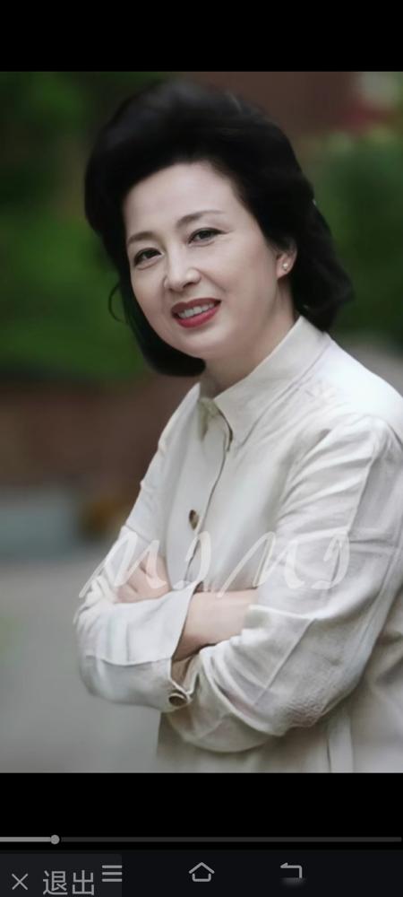 她爸临走前把四个妹妹和继母全甩给了她，那年她才29岁。
韩惠淑，当年韩剧里美得
