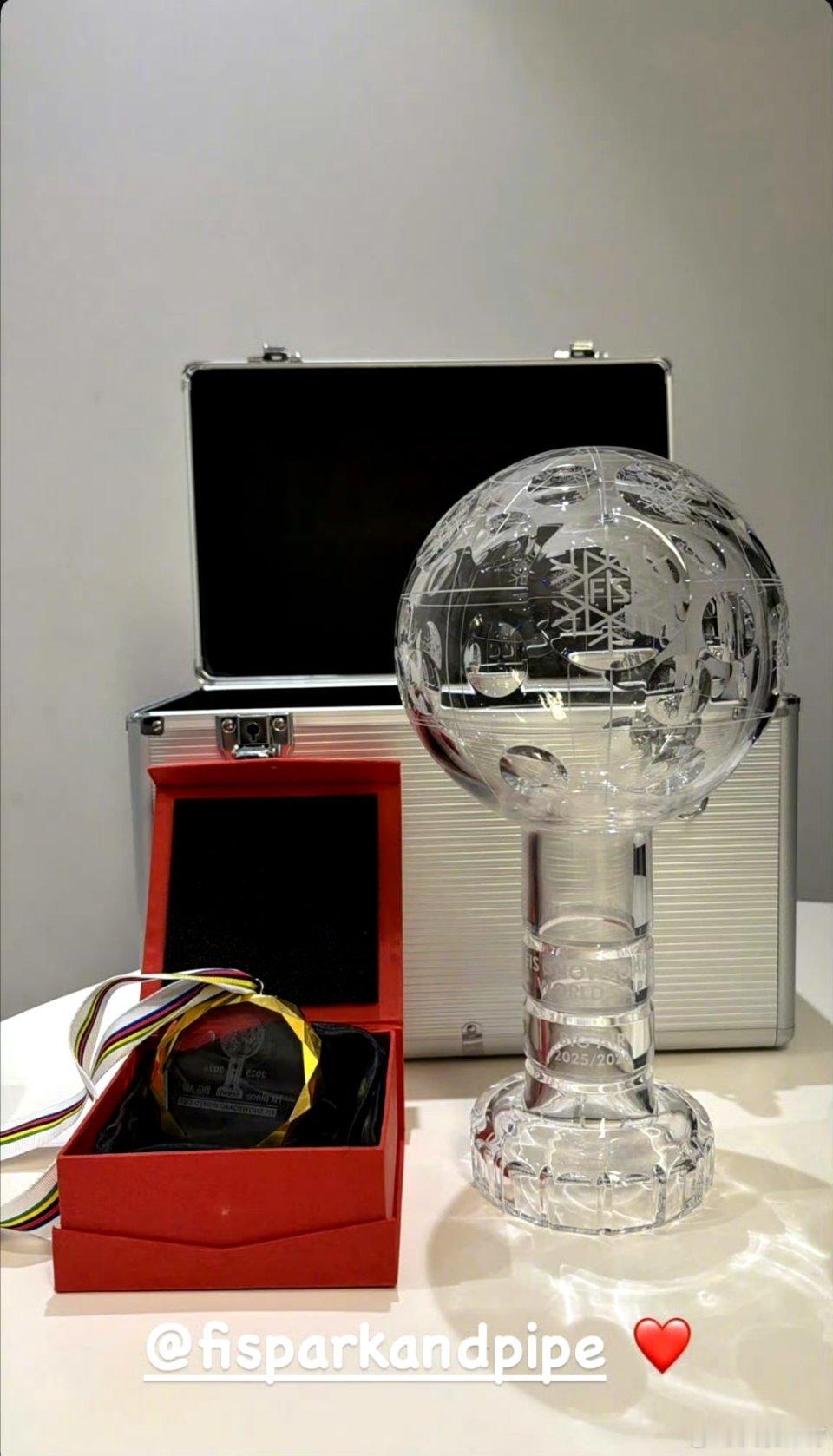 苏翊鸣晒的奖杯，是13年的逐梦答卷！8岁跟着爸爸看沸雪的小孩，如今捧起了单板滑雪