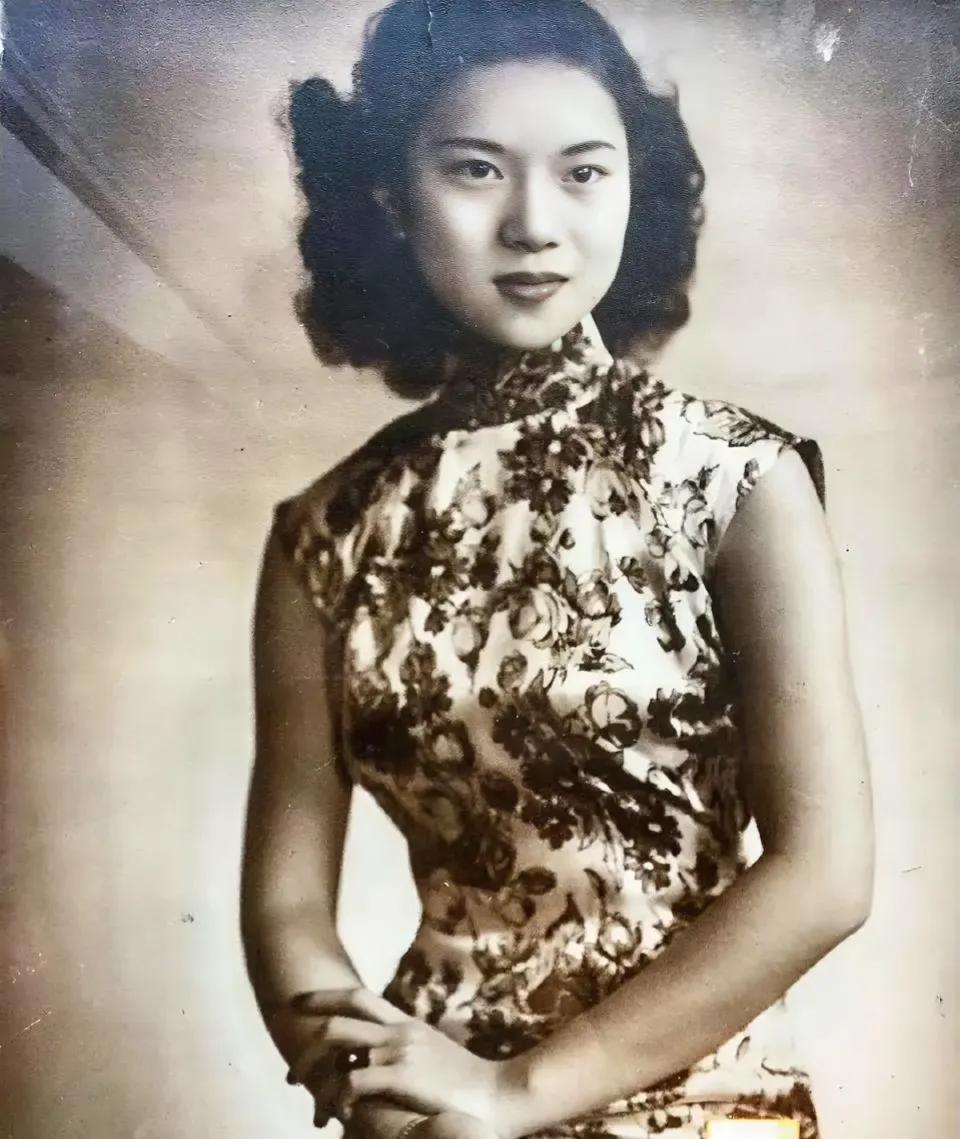 40年代，一位身穿旗袍的女孩，留下了这一张照片，镜头中的她留着时髦的卷发，五官端