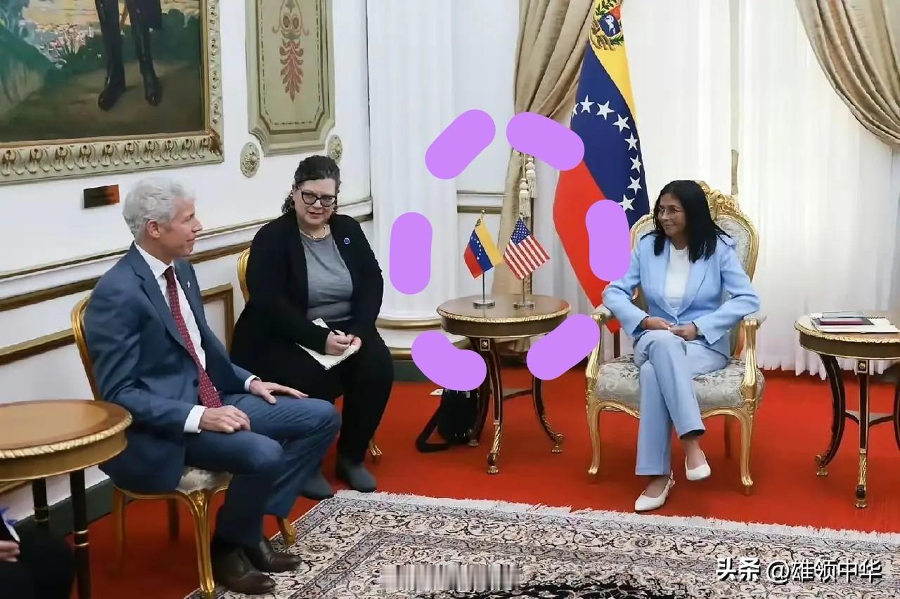 巧妙的国旗设置方式，既让委内瑞拉代总统保住应有的元首尊严又顾及了美国的霸权地位，