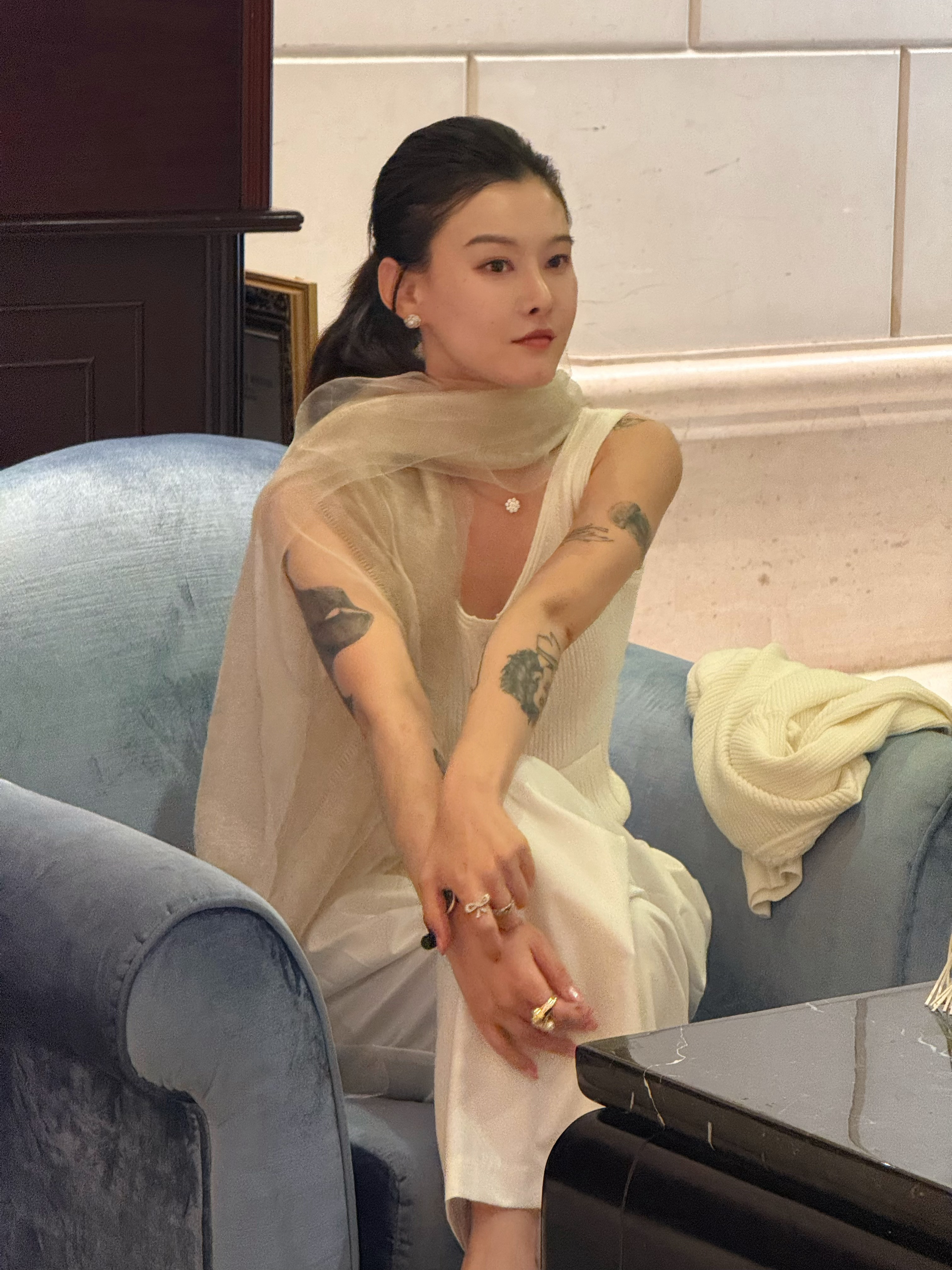 从不谙世事到独当一面，跌跌撞撞，棱角好像渐渐变成了从容。而未来，也希望怯懦可以长