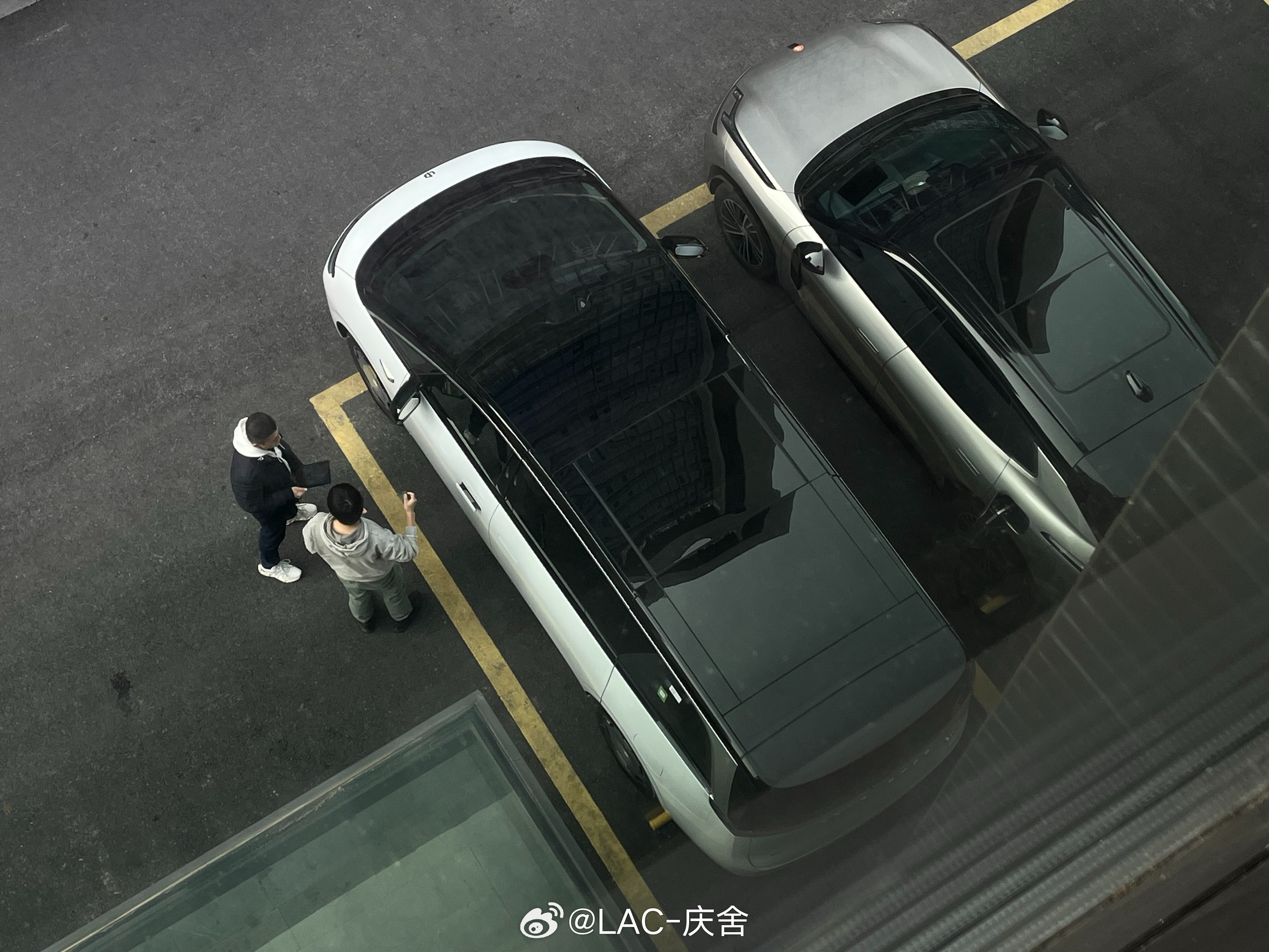 之前和大家分享过零跑D99的静态外观，最近刷到了他的谍照图，再来聊聊一些直观的推