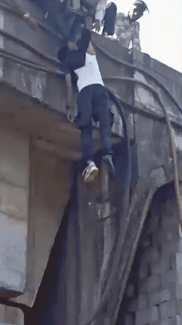 印度人都有九条命：被汽车从桥上撞飞，竟然挂在电线杆保住一命！20岁的印度古吉拉特