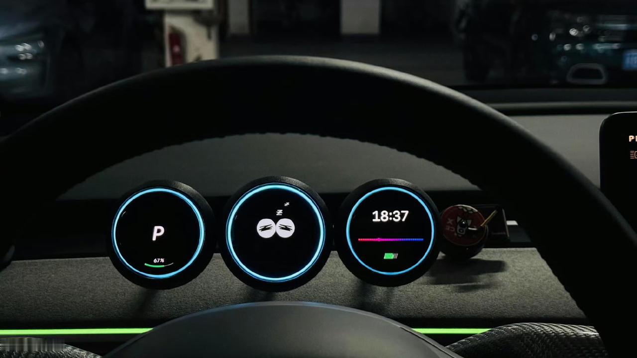 特斯拉真是养活了一众汽车周边企业！
特斯拉最强副屏出现了！
集时速，表情，指南针