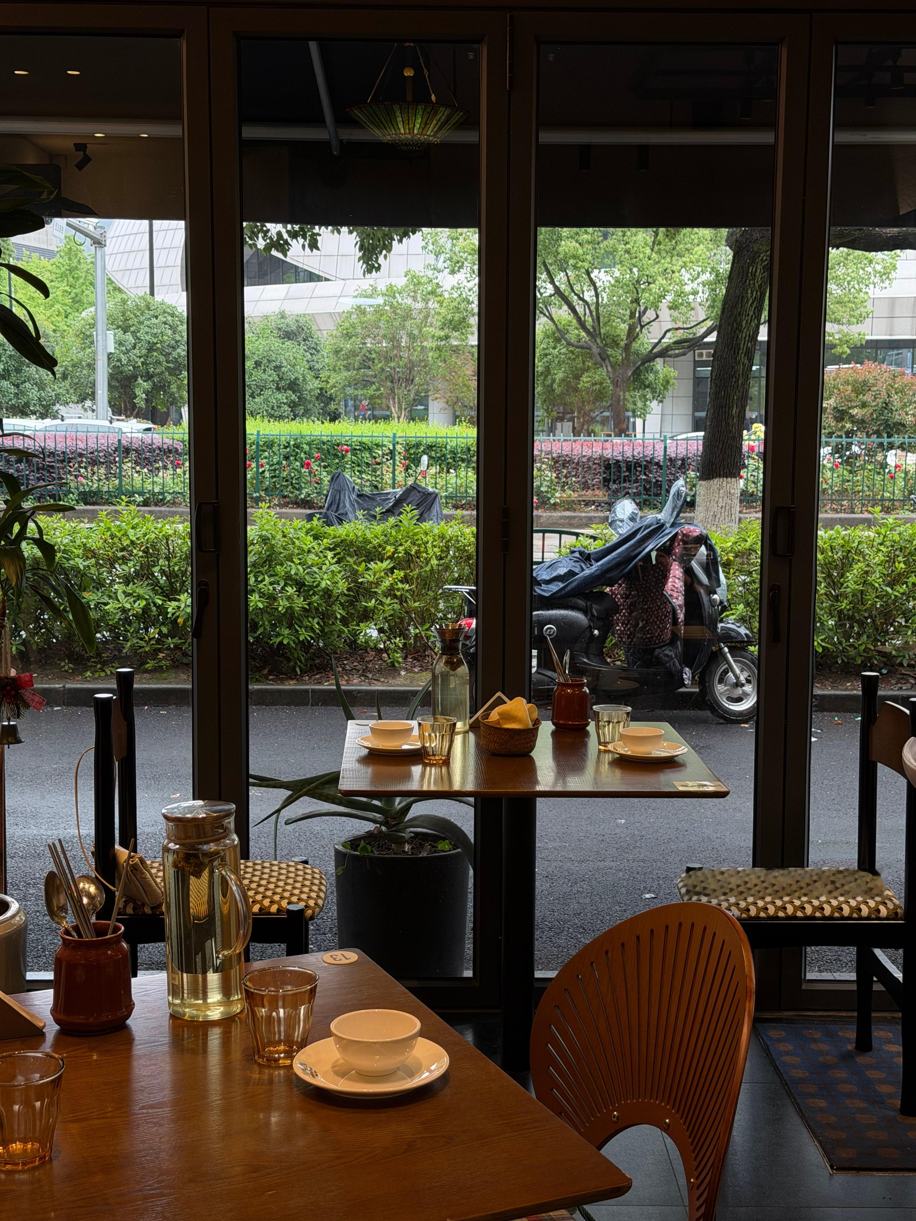 闯进夏日丽水的街头 白海豚来临之前 收集了丽水夏日的碎片是街边的 是雨天的 是夏