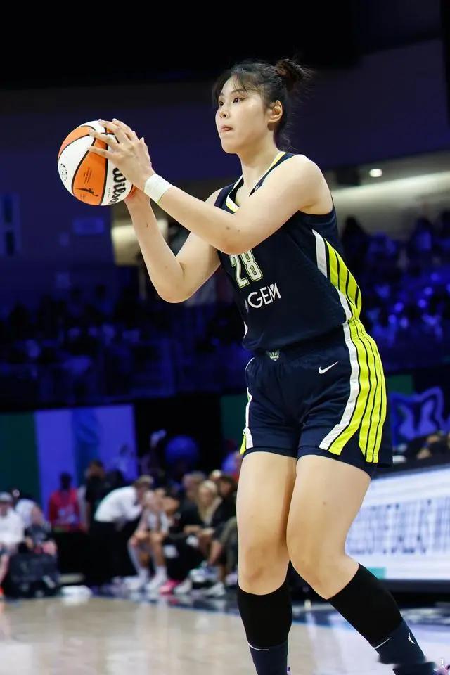 WNBA常规赛，达拉斯飞翼客战76-85不敌纽约自由人。此役，李月汝登场18分钟