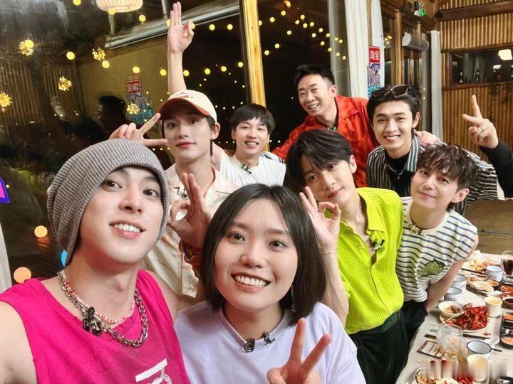 #好6团聚餐全员到齐合影#看见好六团全员齐聚，仿佛又回到了那些欢声笑语的录制现场
