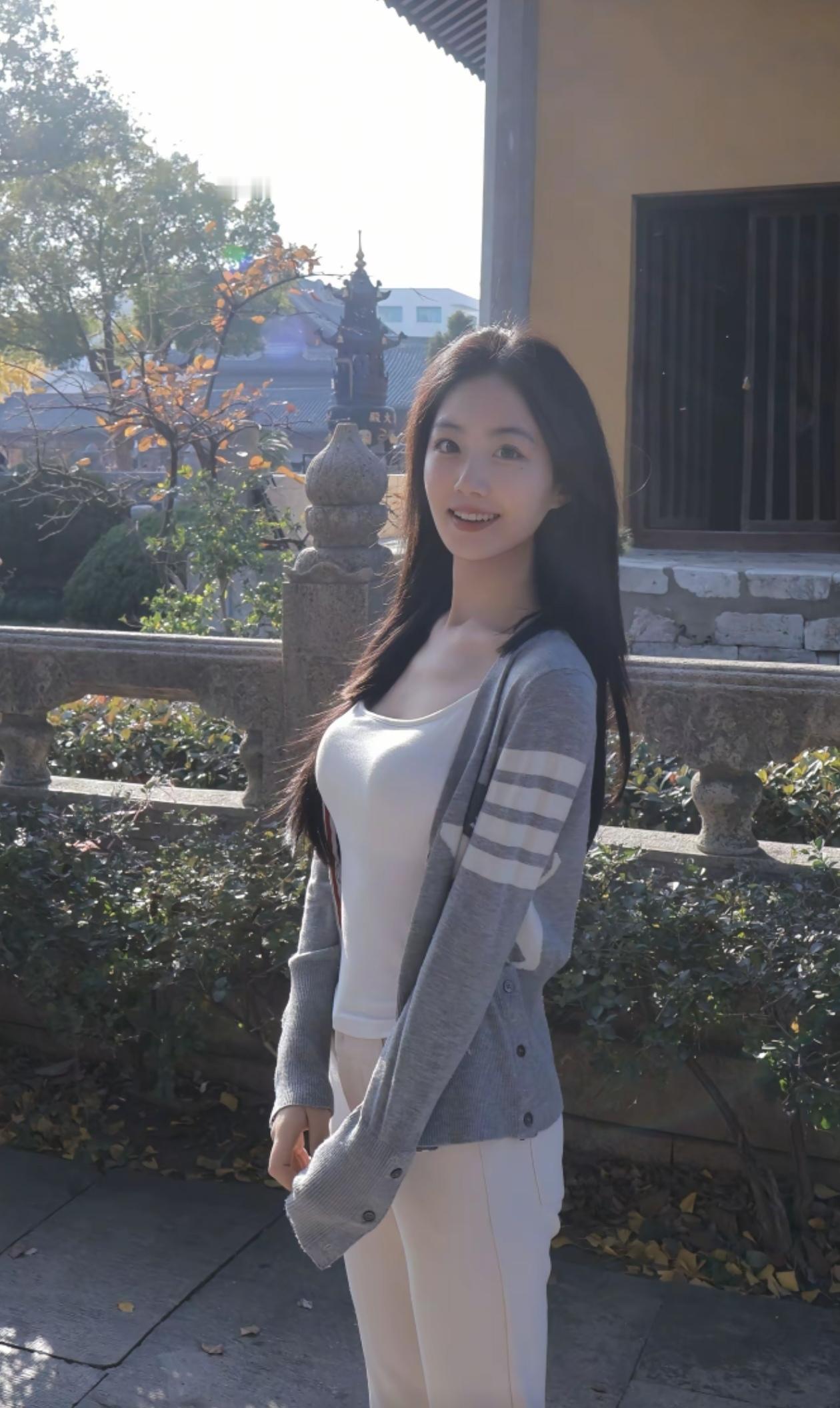 秋日暖阳下，少女轻倚栏杆，笑靥如花。