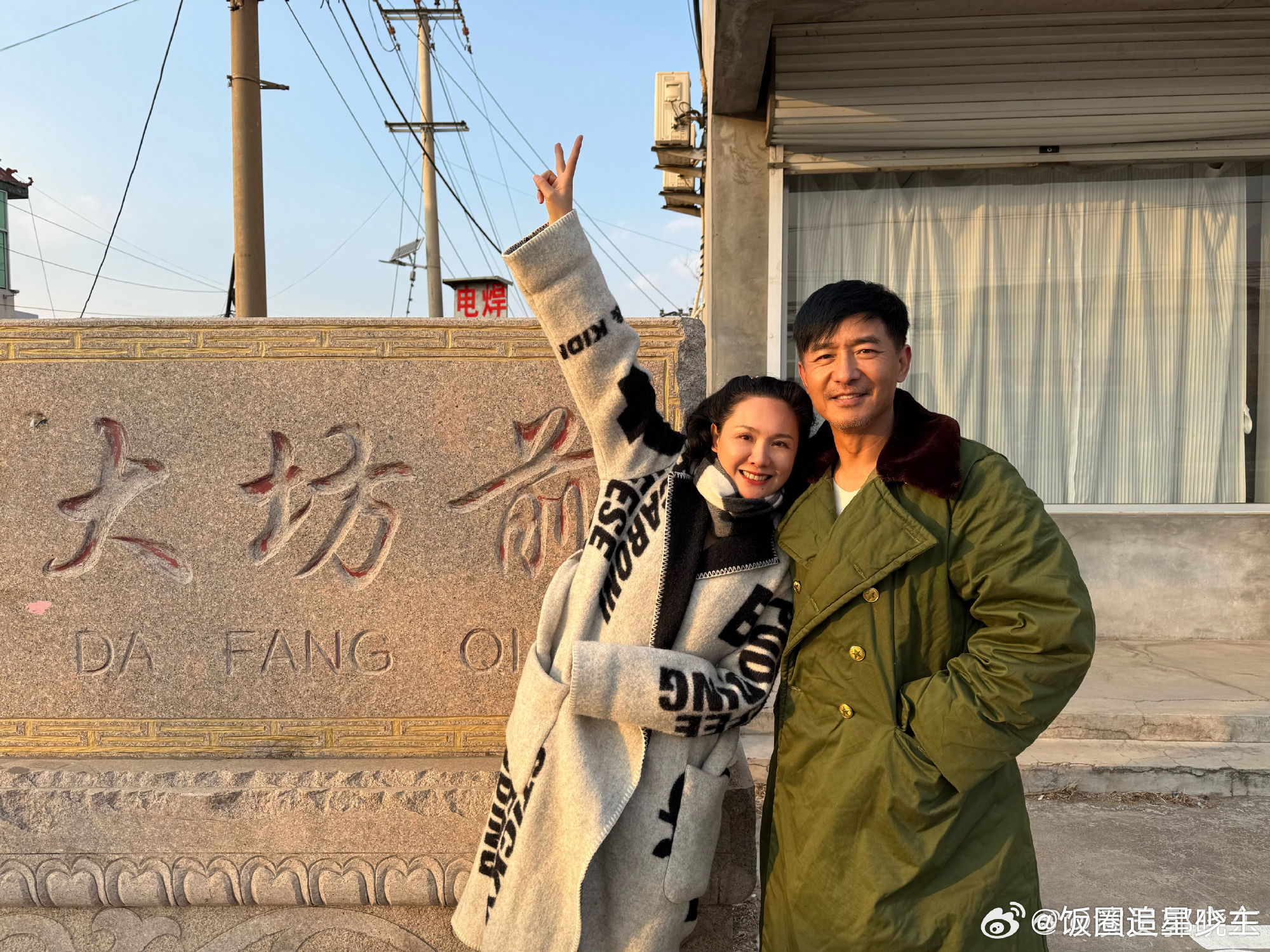 程莉莎是郭晓东监考人程莉莎是郭晓东的监考人 她坐在那里看起来是在执行监考任务，但