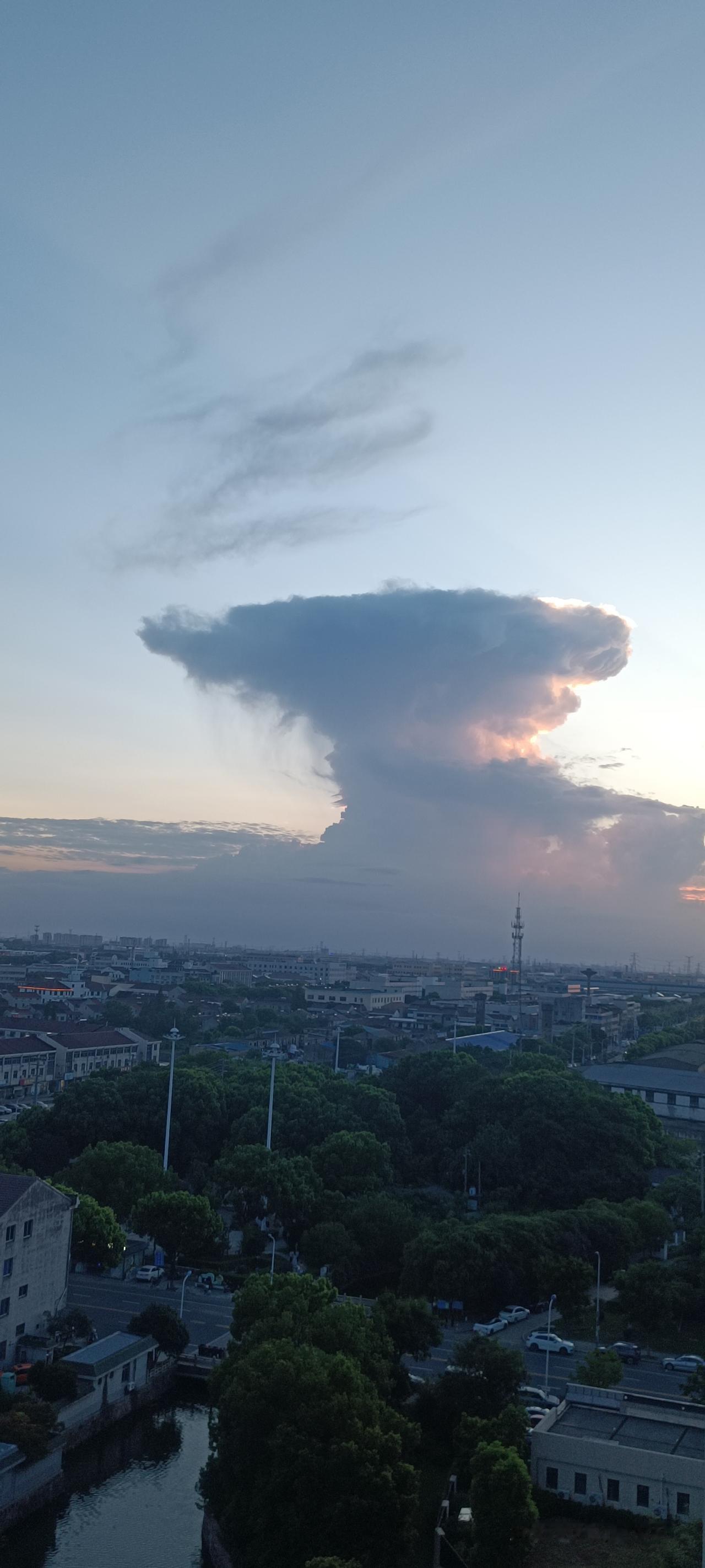 蘑菇云
傍晚的天空，忽然出现了蘑菇云。真是夏云多奇峰。