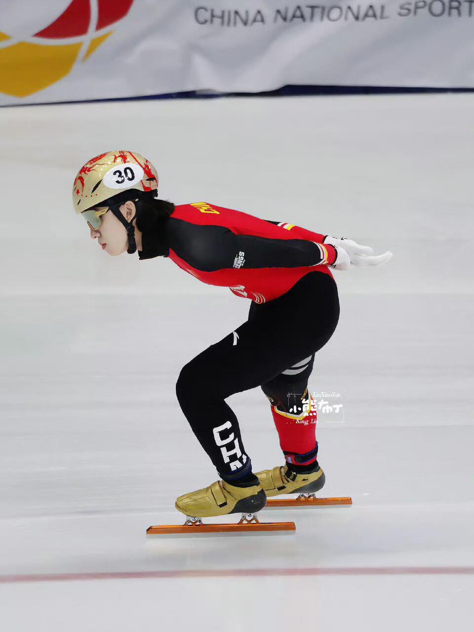 被林孝埈的肌肉线条震撼到了 冰面上的肌肉线条是力量的具象化，每一寸紧致的轮廓，都