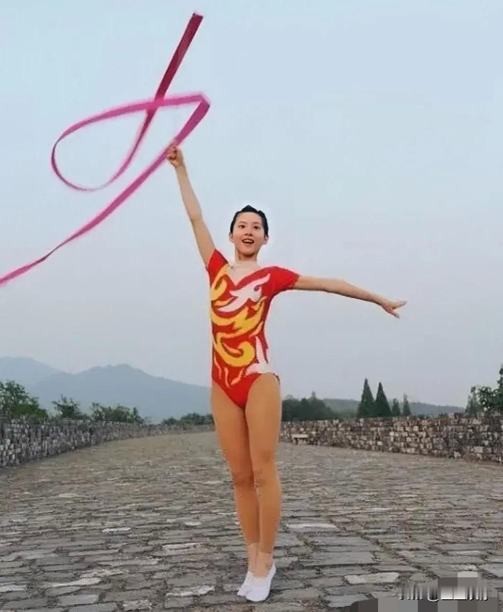 以前有人说章泽天是凭借健美操特长上清华的，我觉得是开玩笑的，现在我相信是真的了。