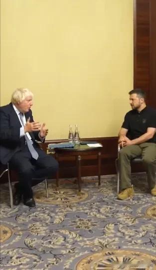 在雅尔塔欧洲战略年会期间，泽连斯基再次与英国前首相约翰逊会面，称“乌克兰永远记得