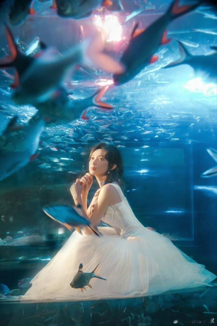 孟子义侧马尾编花造型孟子义这海洋公主 look，侧马尾编花超吸睛，必须疯狂安利！