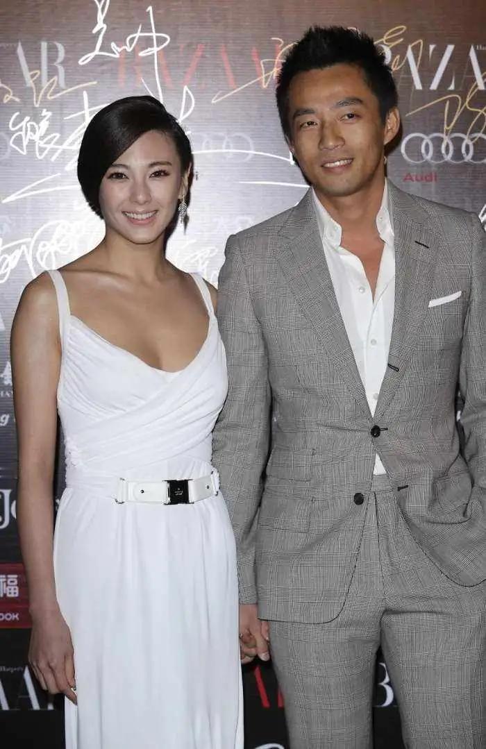 2009年，张雨绮在汪小菲生日宴会上，将蛋糕甩在他的头上。汪小菲怒骂张雨绮：“你