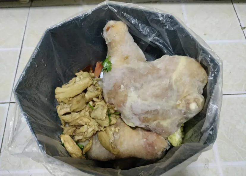 可能是因为我比较性感，居然敢买冷冻鸡腿
买过几次冷冻的鸡腿，怎么做都很腥，但是看