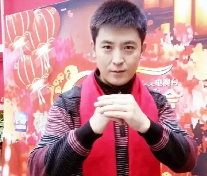 孙涛脱口而出：她怀二胎第一个通知我。
全网炸了。
不是八卦。
是20年前那件羽绒