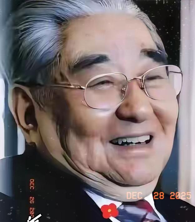 这位老同志堪称一级演员，演技甩职业演员八条街！
生前痛骂铜臭、批判明星炫富、讽刺