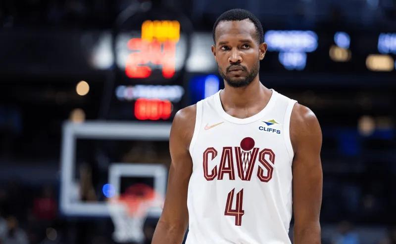 13天没碰球的人，该怎么打圣诞大战？
他缺阵的13天，骑士内线被捅了窟窿。
今天