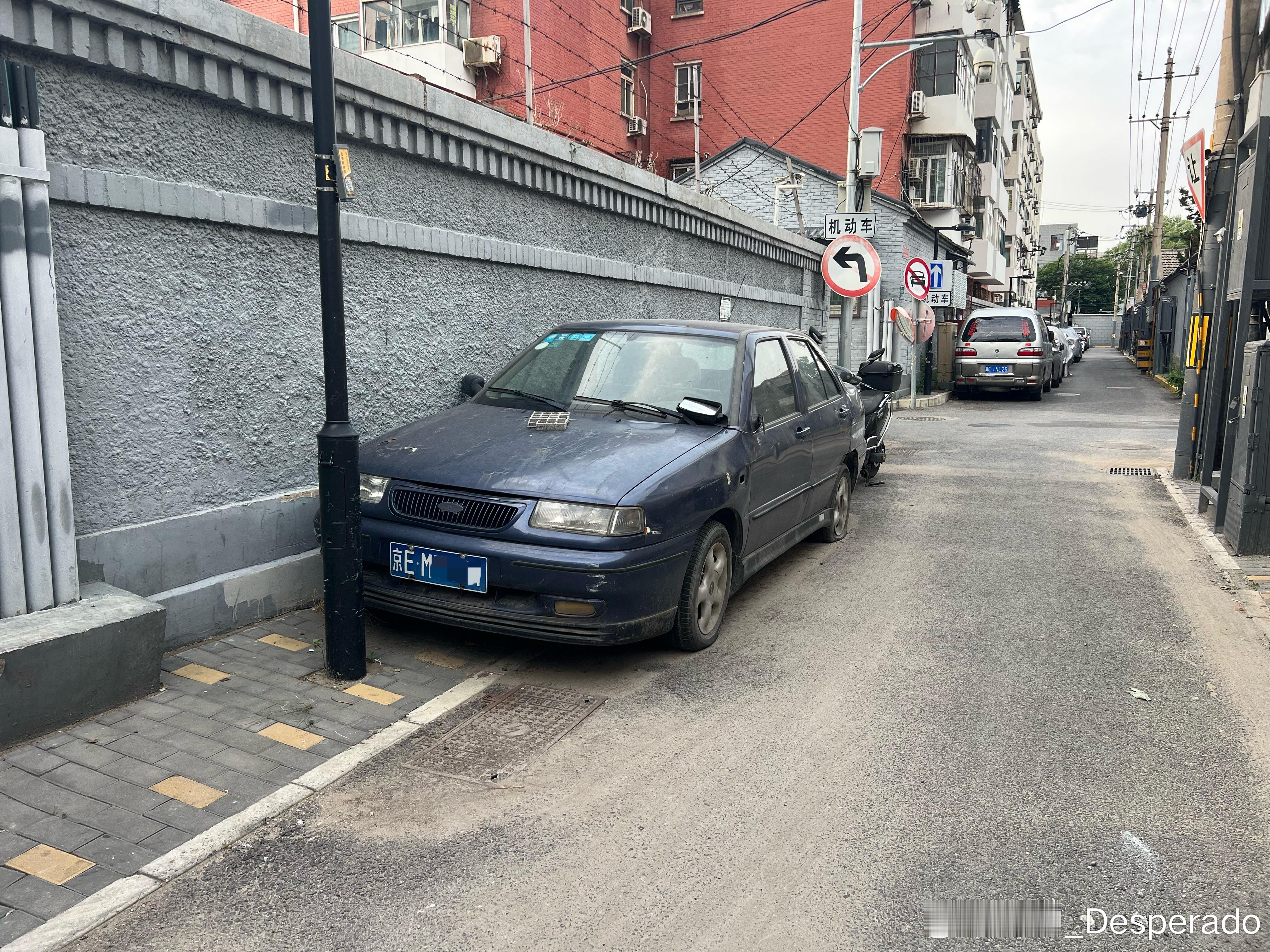 在胡同里发现了一台京牌的奇瑞初代风云。这车第一次面世是在2000年初，也算是开起