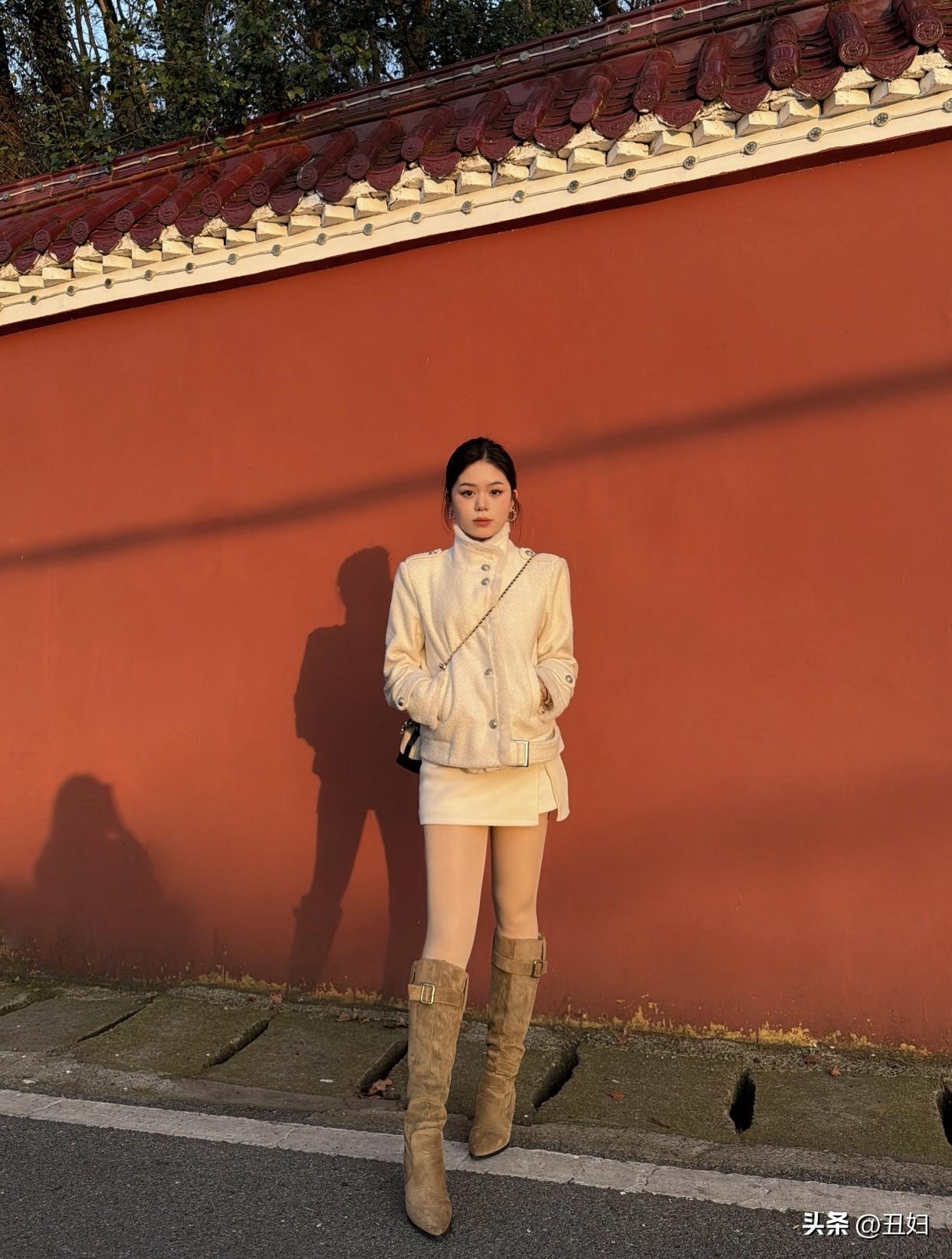 她们举止优雅，走路轻盈、身姿挺拔，坐下时端庄大方，就像高雅晚宴上缓缓走来的嘉宾，