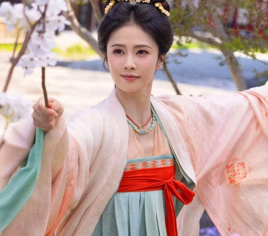 白鹿这种绑在胸上的裙子真的不会往下掉吗？看到古装剧《莫离》中白鹿扮演的叶璃穿的这