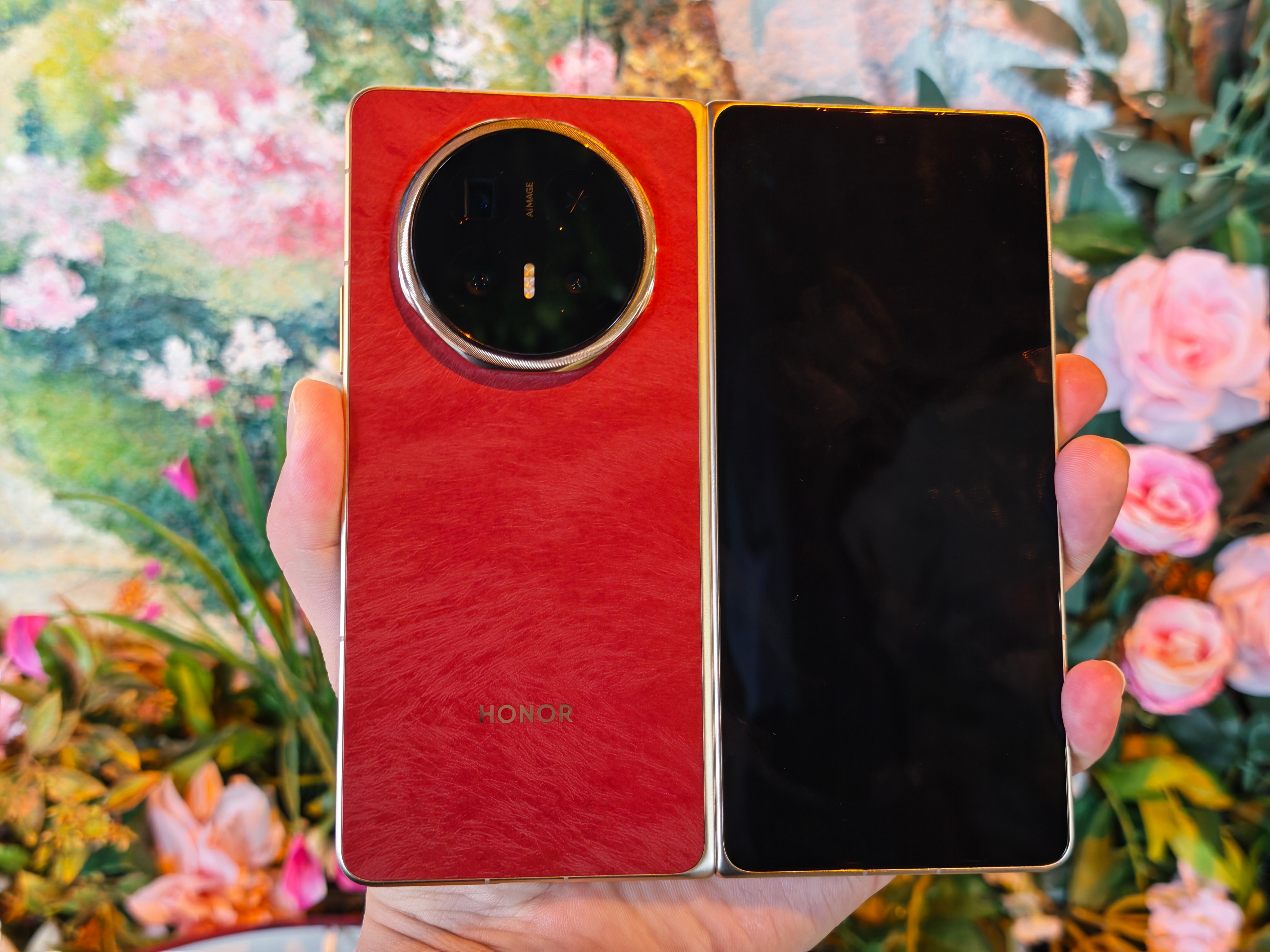 给大家看一下我的赤兔红荣耀Magic V6，这次荣耀的V6相比于上一代V5要更薄