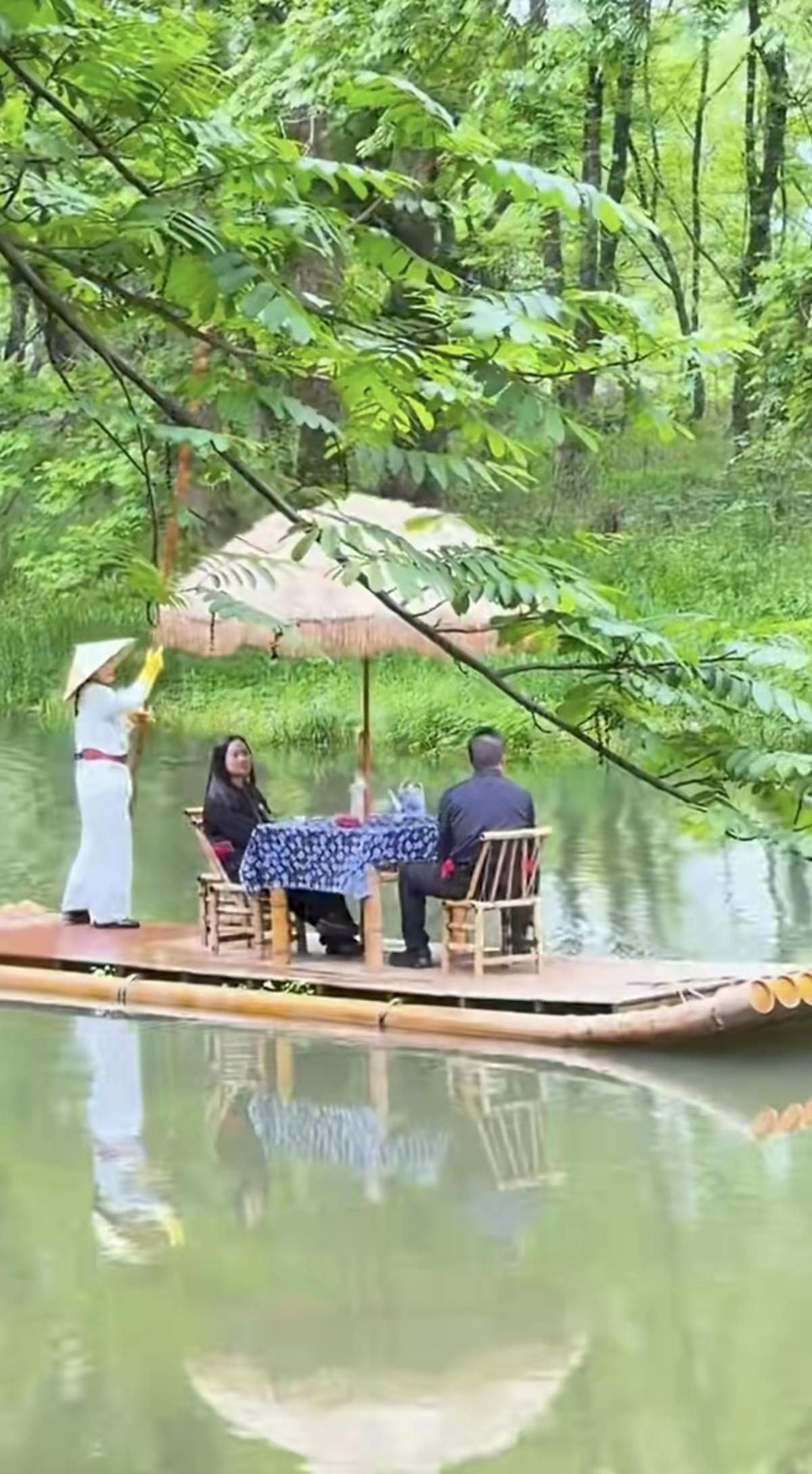 天净沙·竹筏闲坐
竹筏碧水桃花，
清茶淡盏闲遐，
岸上风尘尽罢。
愁云轻化，
悠