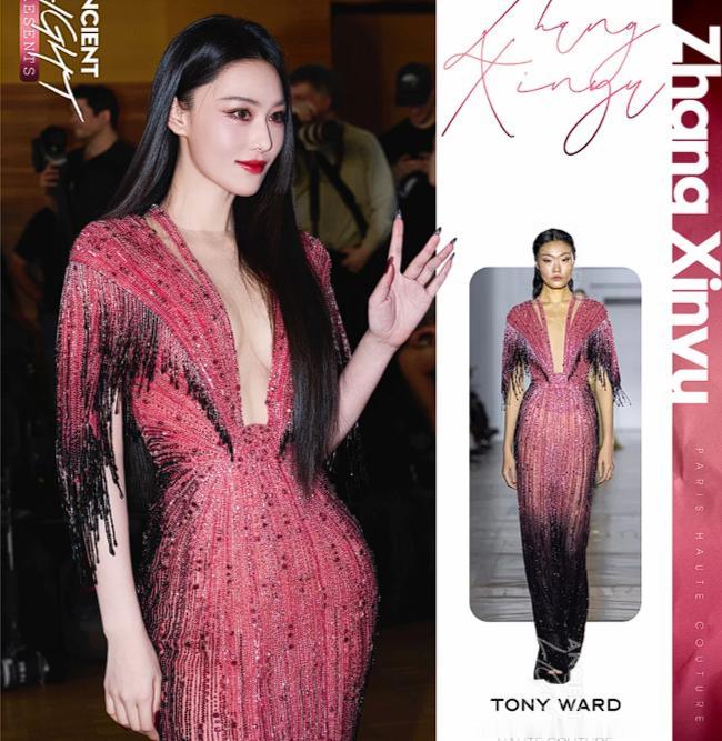 左边是39岁的女演员张馨予。

右边是这件礼服的秀场模特。

虽然她们穿的是同款