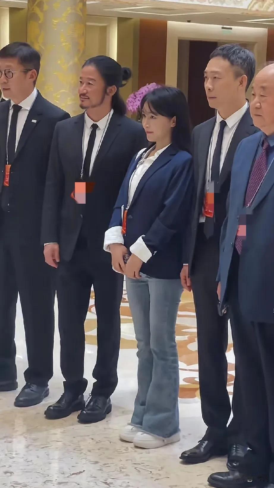 李子柒和莫言、张译、吴京站一堆耶