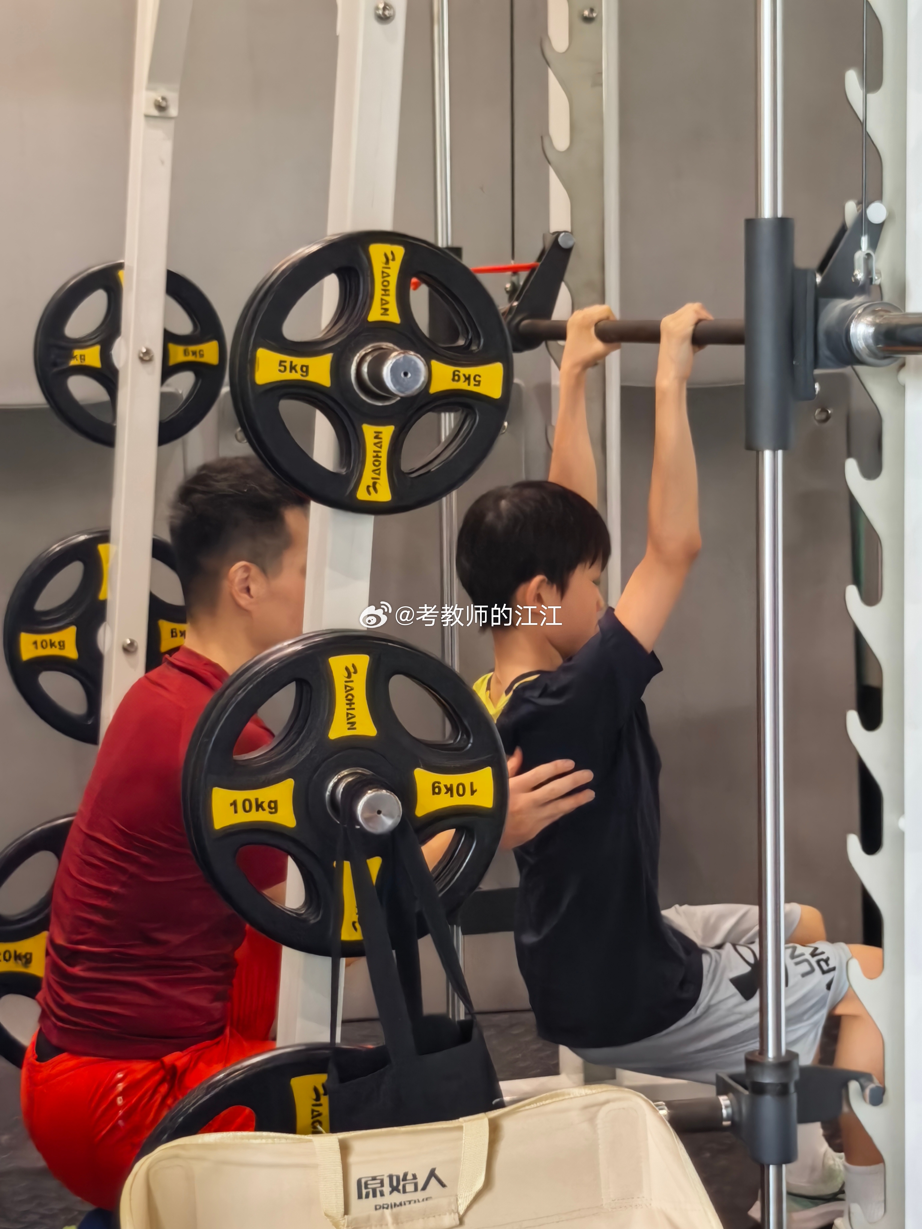 健身房会员有11岁的双胞胎、高三毕业生、上班白领、退休两口子…    教练有这位