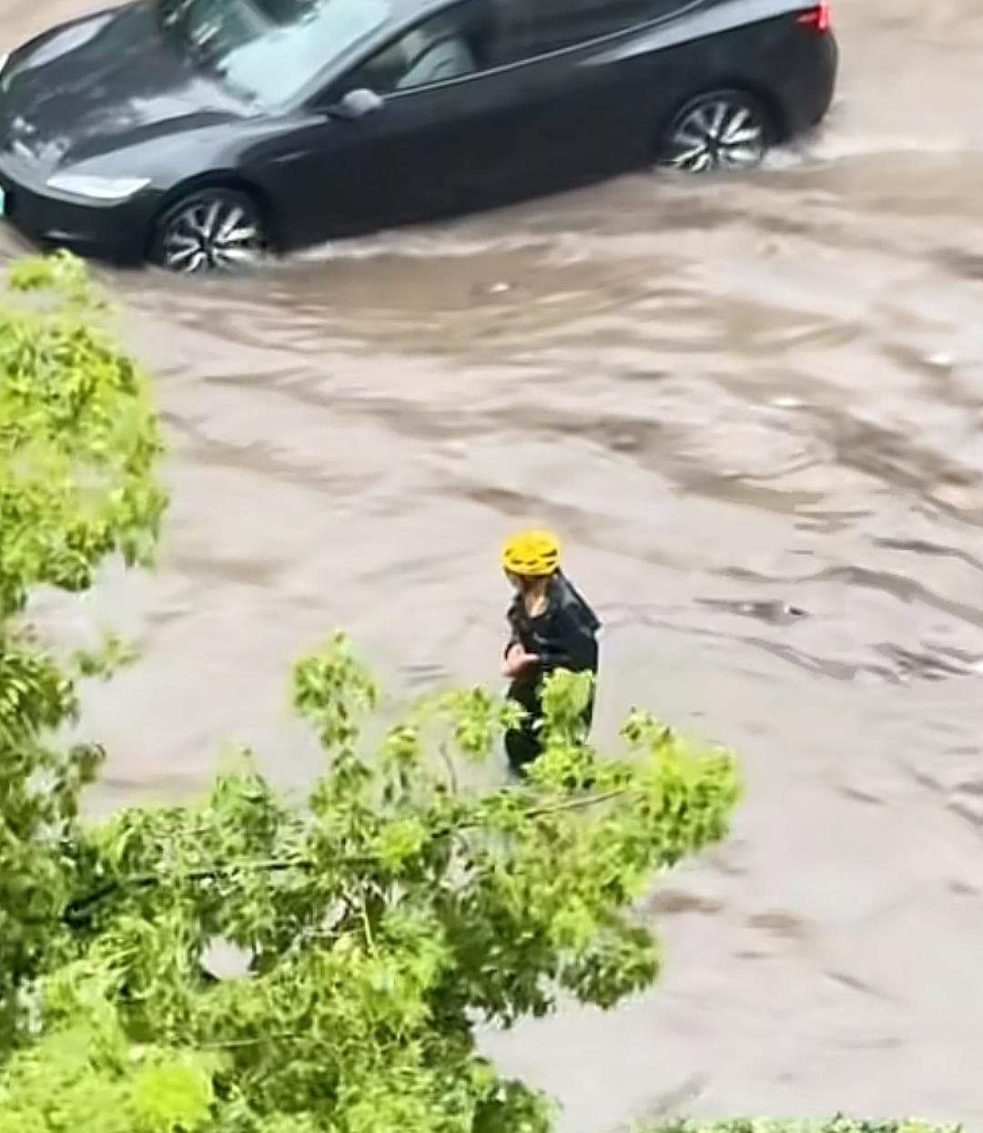 刚刚刷到一个帖子！
因为当天城市下起了暴雨，道路上积满了雨水，这位外卖小哥手机掉