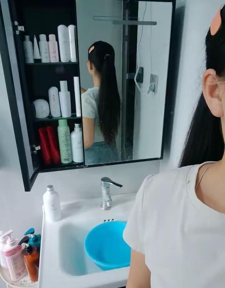 等你活到姐这个年纪，你就会发现，最美的脸不是五官，而是气血十足的样子，因为已经缺