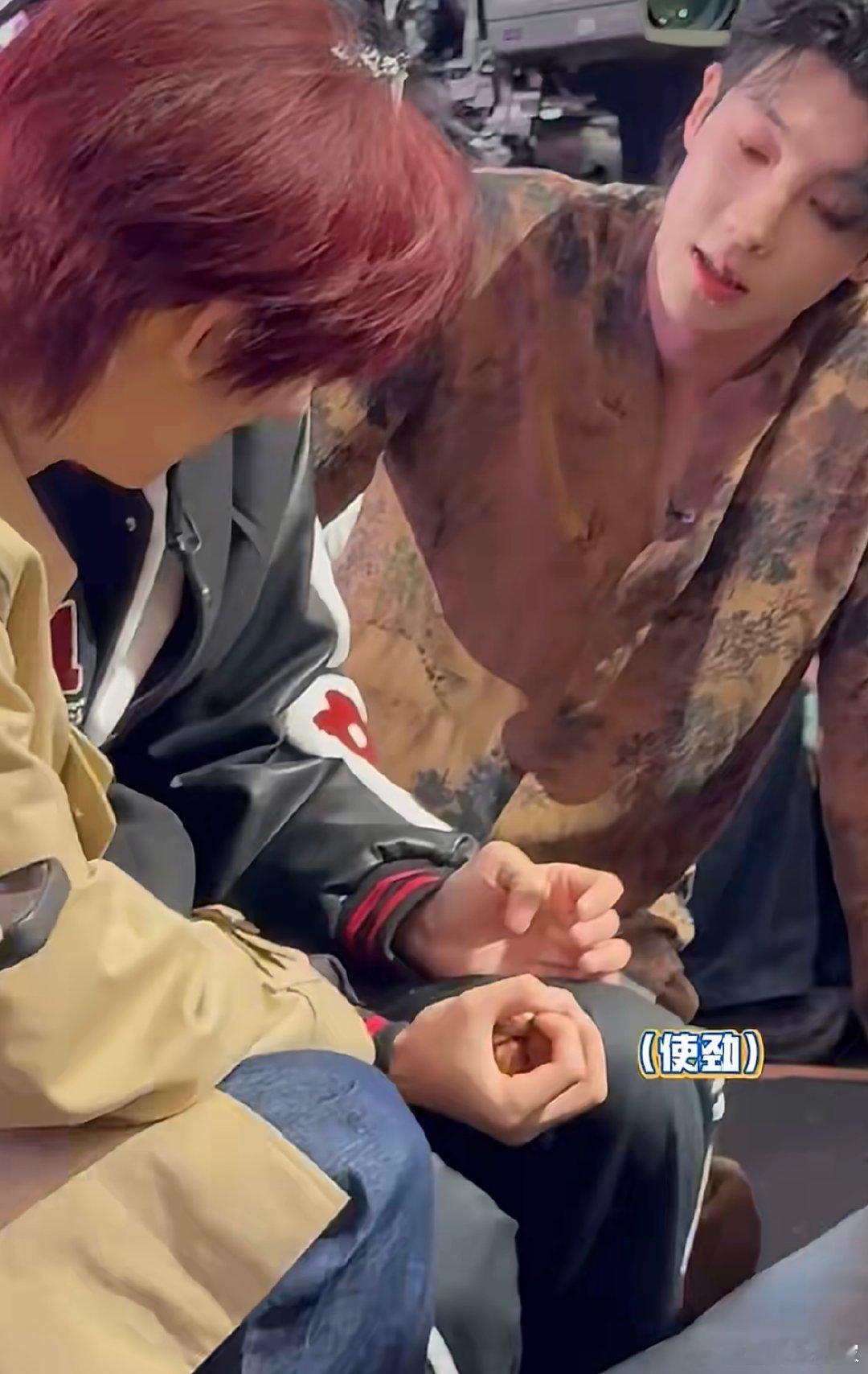 丁程鑫也开始盘核桃了 小丁盘核桃也太上头了吧～对着高瀚宇的核桃上手就停不下来，张