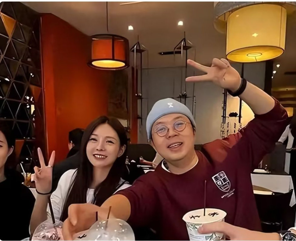 住2亿别墅请4个保姆，三次表白女神被拒，另娶她人13年没生孩子 