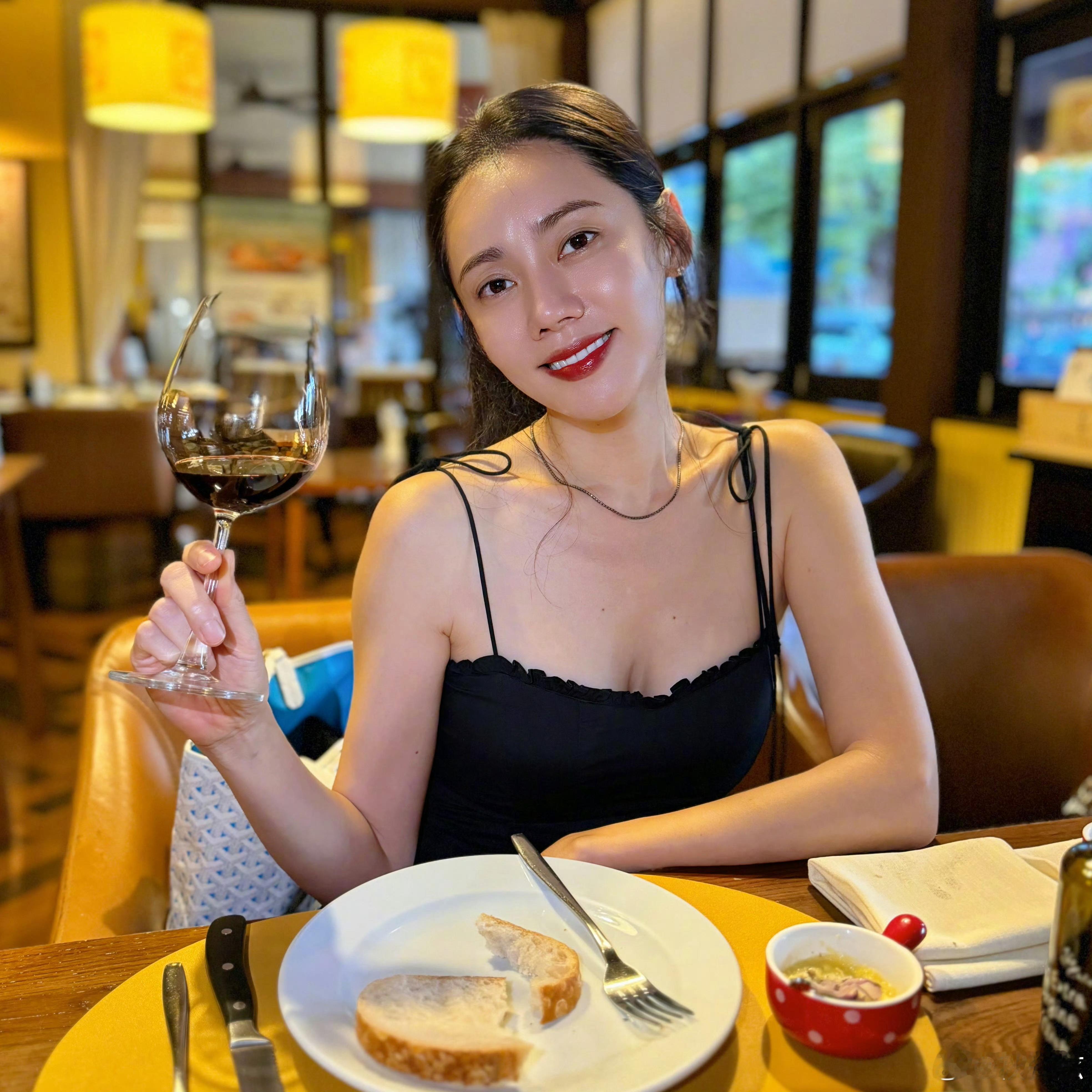 秋瓷炫享受红酒🍷 ​​​