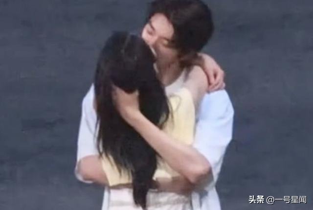 演都不演了？关晓彤林一亲密戏引争议，鹿晗的表现早已说明一切 