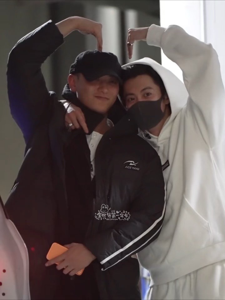 我不羡慕🥹哈哈哈哈你俩这个比心默契看着也一般 