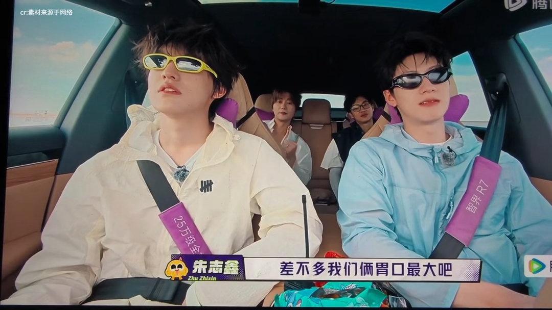 朱志鑫大馋小子朱志鑫赚的钱都吃肚子里了妥妥一枚大馋小子实锤！朱志鑫直接买下六根烤