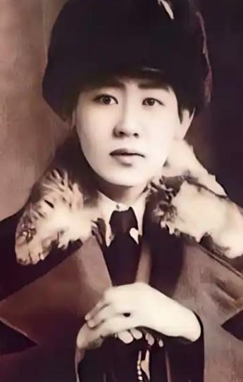 1924年，59岁的养父，爬上了18岁的川岛芳子的床，面对这个养育了她12年的男