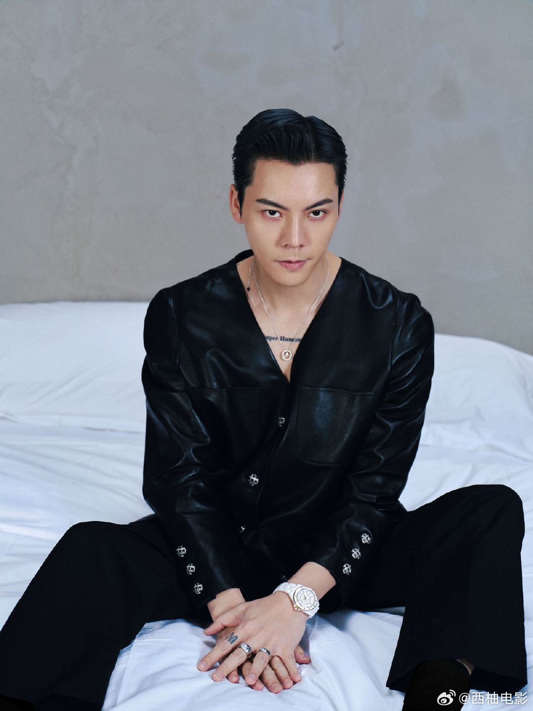 陈伟霆穿V领 被陈伟霆的V领造型惊艳到！剪裁恰到好处，身形挺拔，氛围感直接拉满 