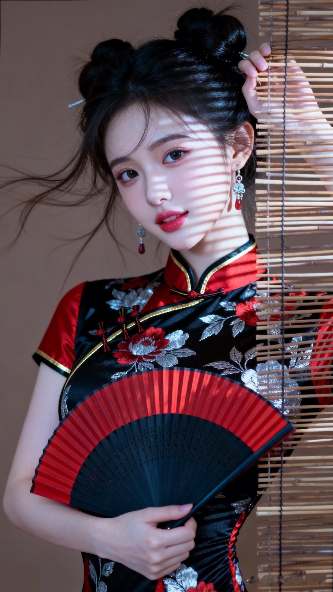 红黑相间旗袍，古典美人与竹帘的完美结合，尽显东方韵味。