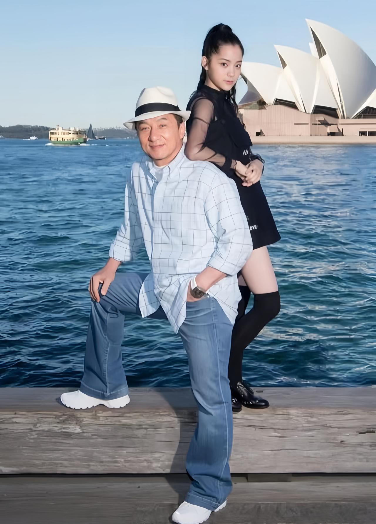 成龙大哥跟欧阳娜娜还一起合过影，两人能这样拍照，可见成龙大哥对欧阳娜娜的“宠爱”