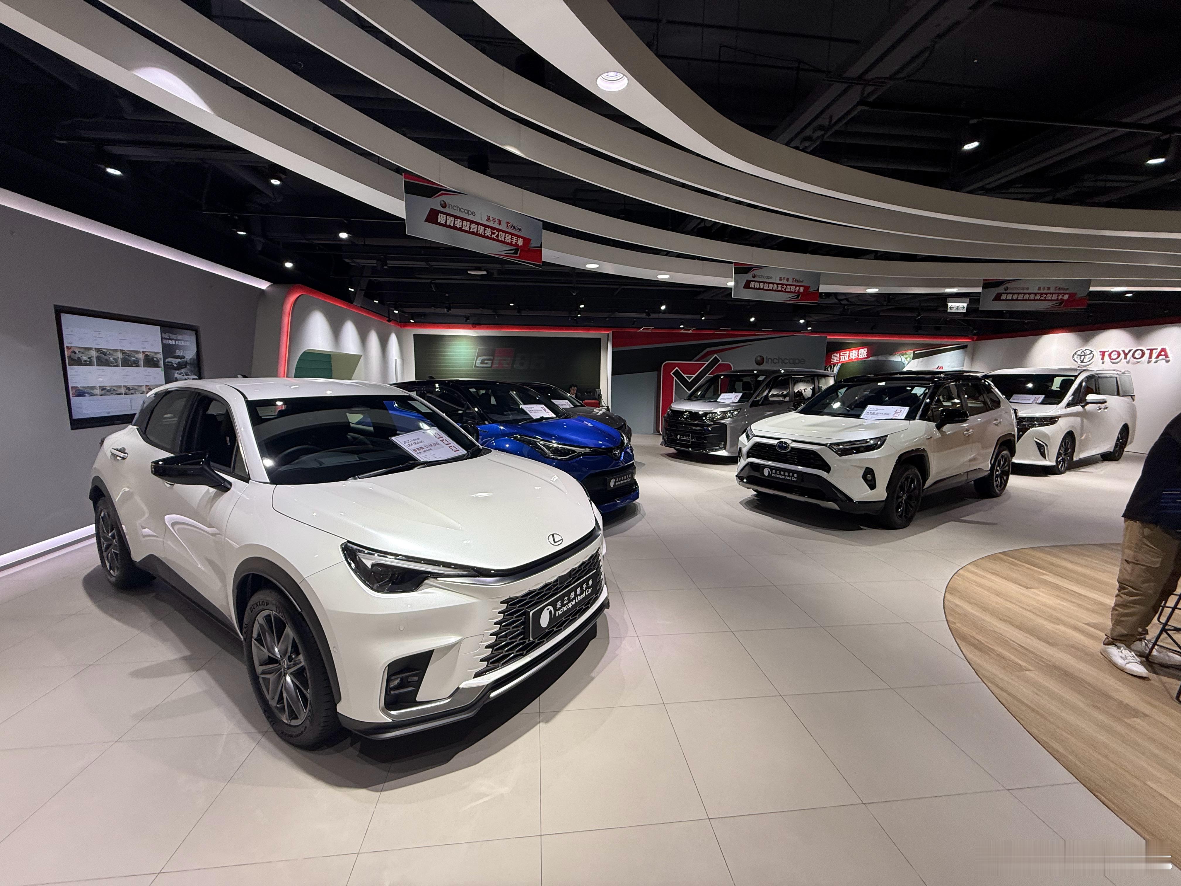今朝继续去丰田陈列室睇车！2.5hev 埃尔法落地价要110万[允悲]又话香港埃