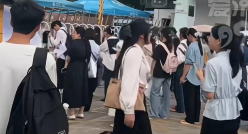 “凑合穿两天”，店主说穿完后不可以退货，百元“面试裙”穿完后遭大量退货退款，
店