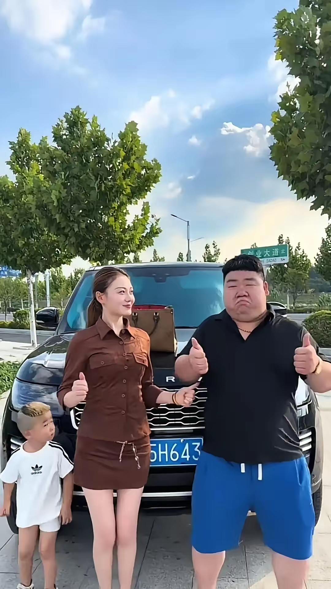 是郎才女貌，还是钱财女貌?
殷实幸福的一家人，过着富裕的生活，偷偷的乐就行了呗，