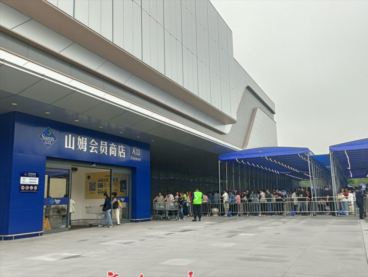 5月20日，济南山姆会员商店迎来开业后的第5天，记者亲历，工作日中午排队入场仍需