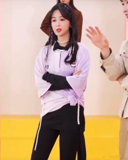 #杨紫直播# 哇，好像杨钧钧老师！ ​​​