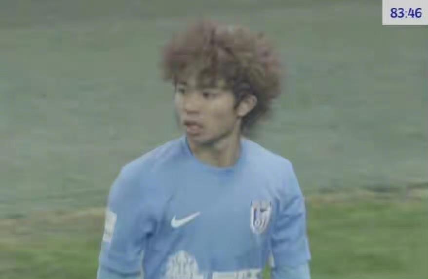 邵佳一：焯毅，我看到你把头发剪短又染回黑色了，是自己决定的吧？

吕焯毅：是的，